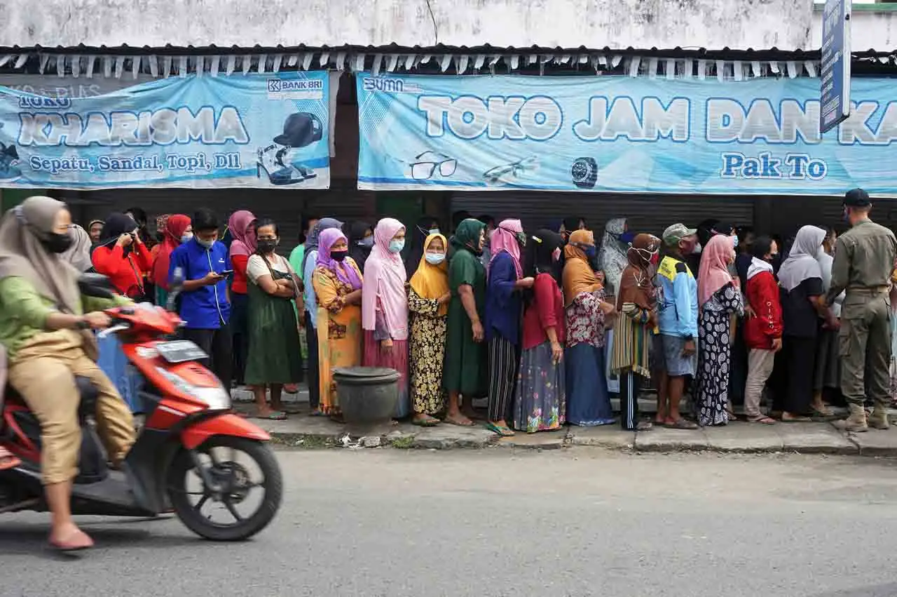 Warga Serbu Operasi...