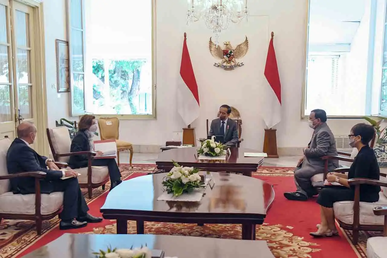 Presiden Menerima Kunjungan...