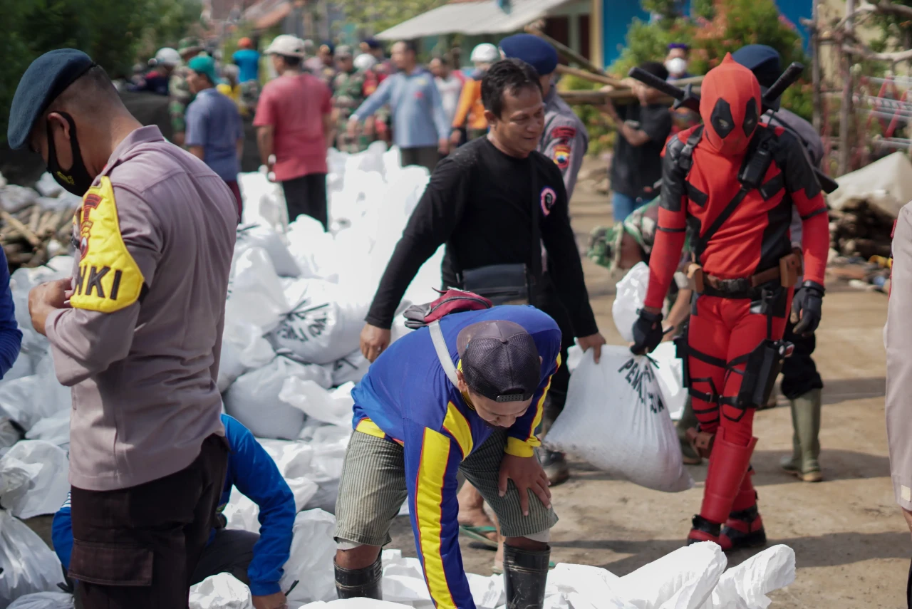 Rela Angkat Pasir, Deadpool...