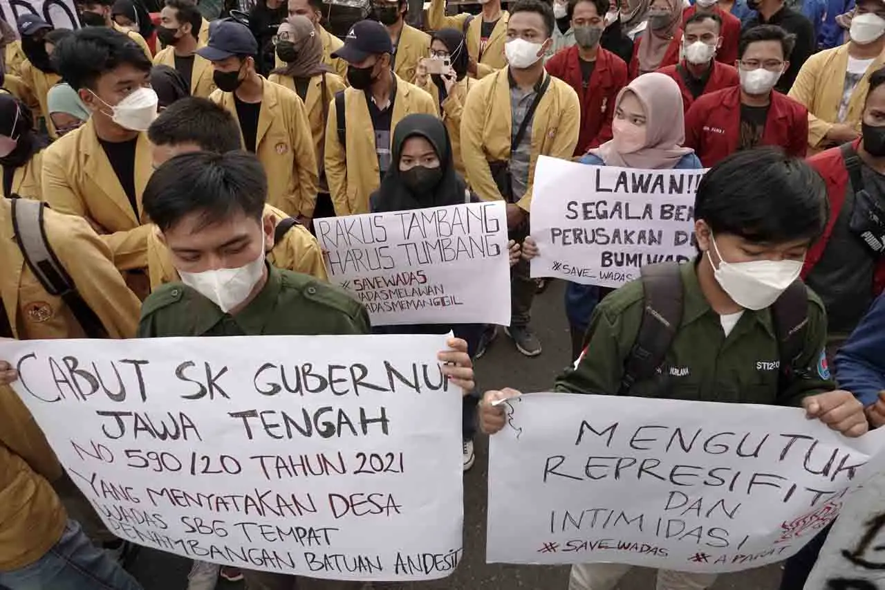 Mahasiswa Gelar Aksi...