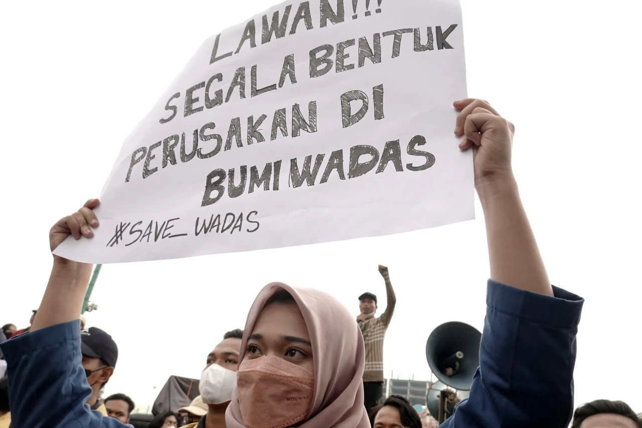 Mahasiswa Gelar Aksi...