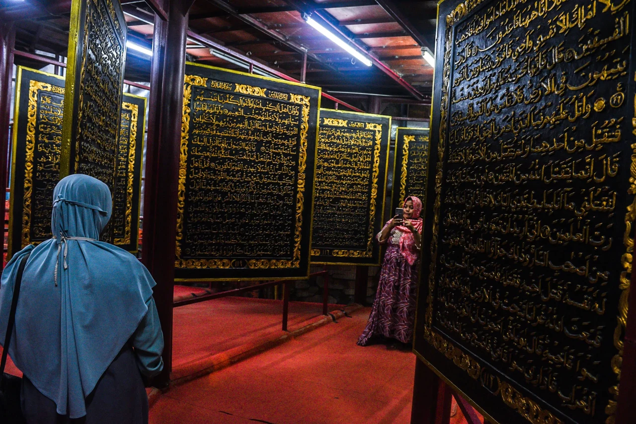 Mengunjungi Alquran...
