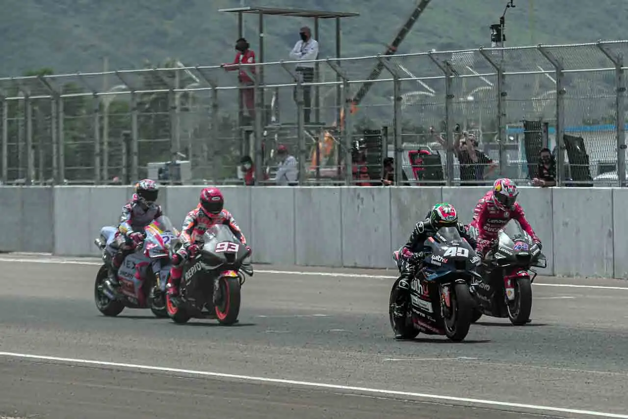 Pembalap Jalani Latihan...
