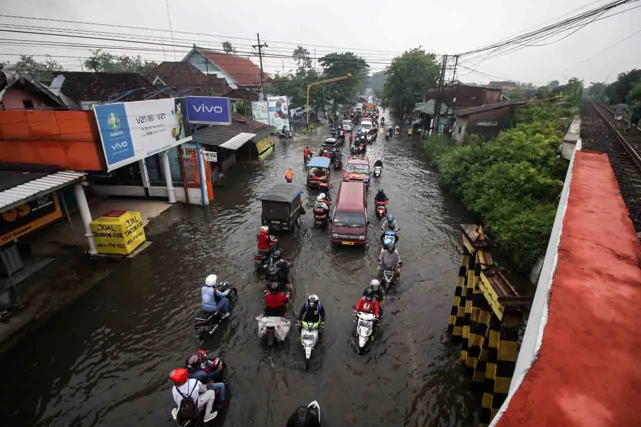 Banjir Genangi Jalan...
