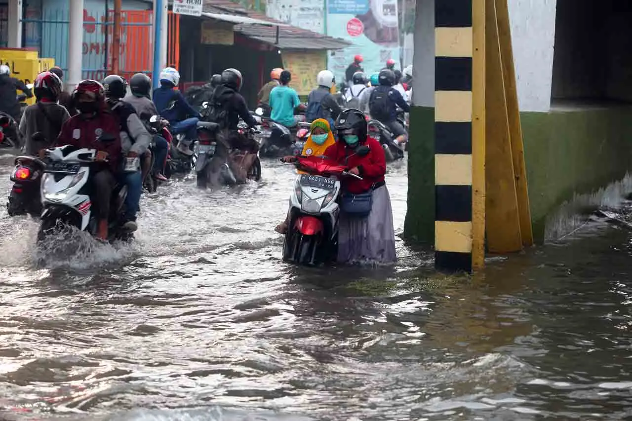 Banjir Genangi Jalan...