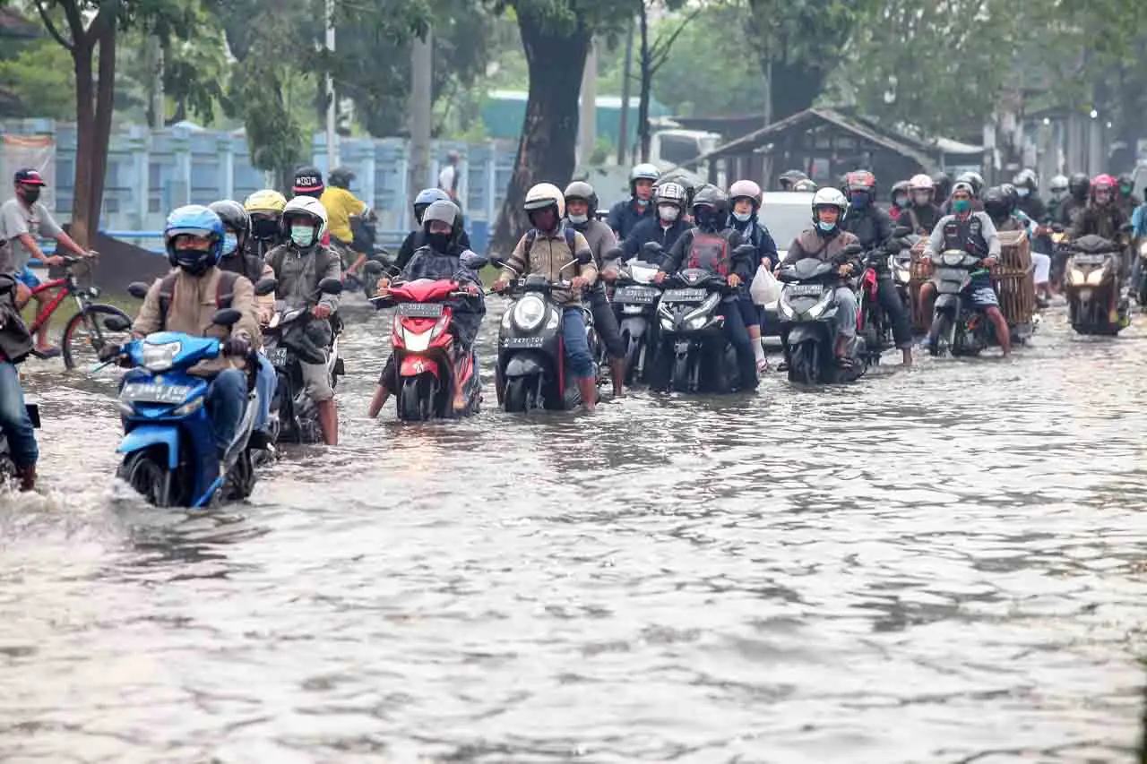 Banjir Genangi Jalan...