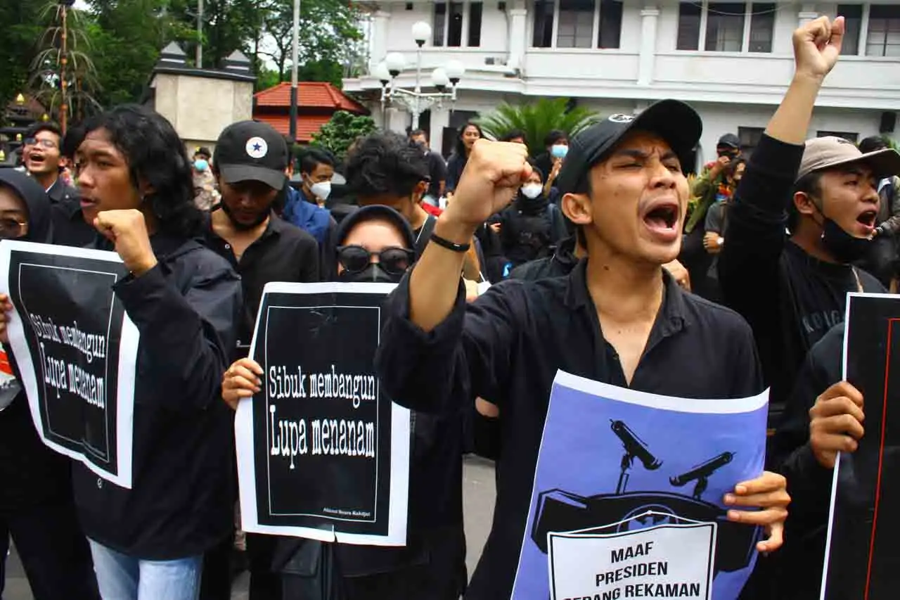 Aksi Mahasiswa Tuntut...
