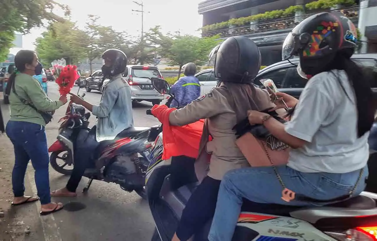 Hari Kasih Sayang, Penjual...