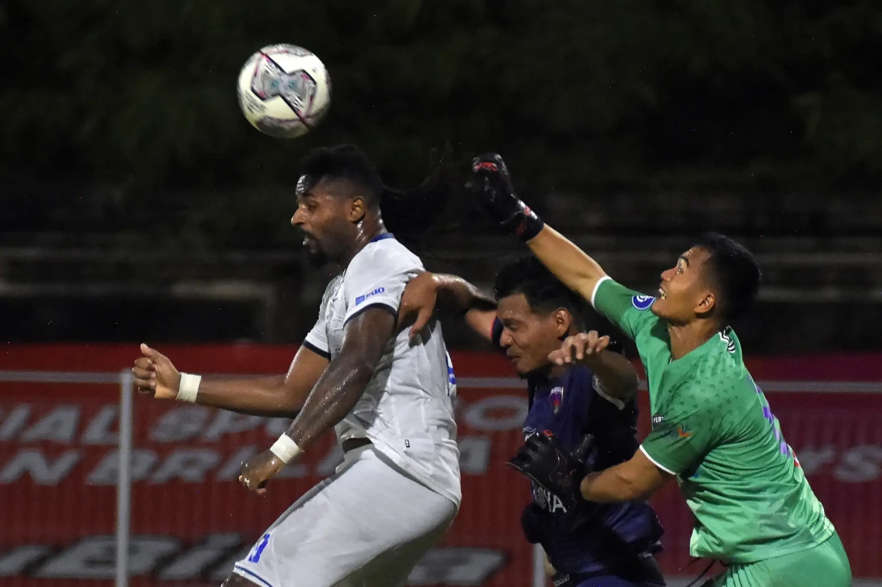 Arema Bungkam Persita...