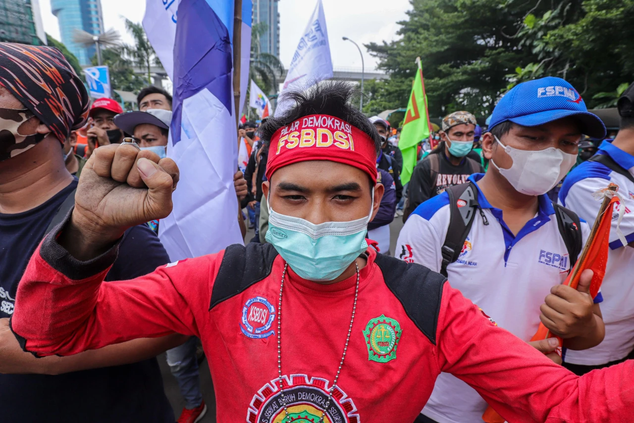 Ratusan Buruh Tuntut...