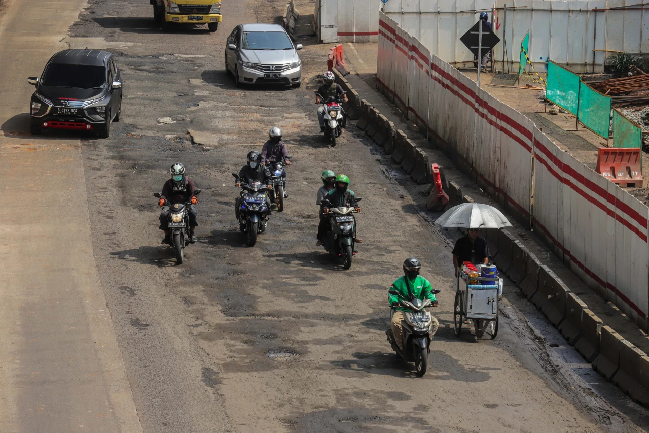 Jalan Berlubang dan...