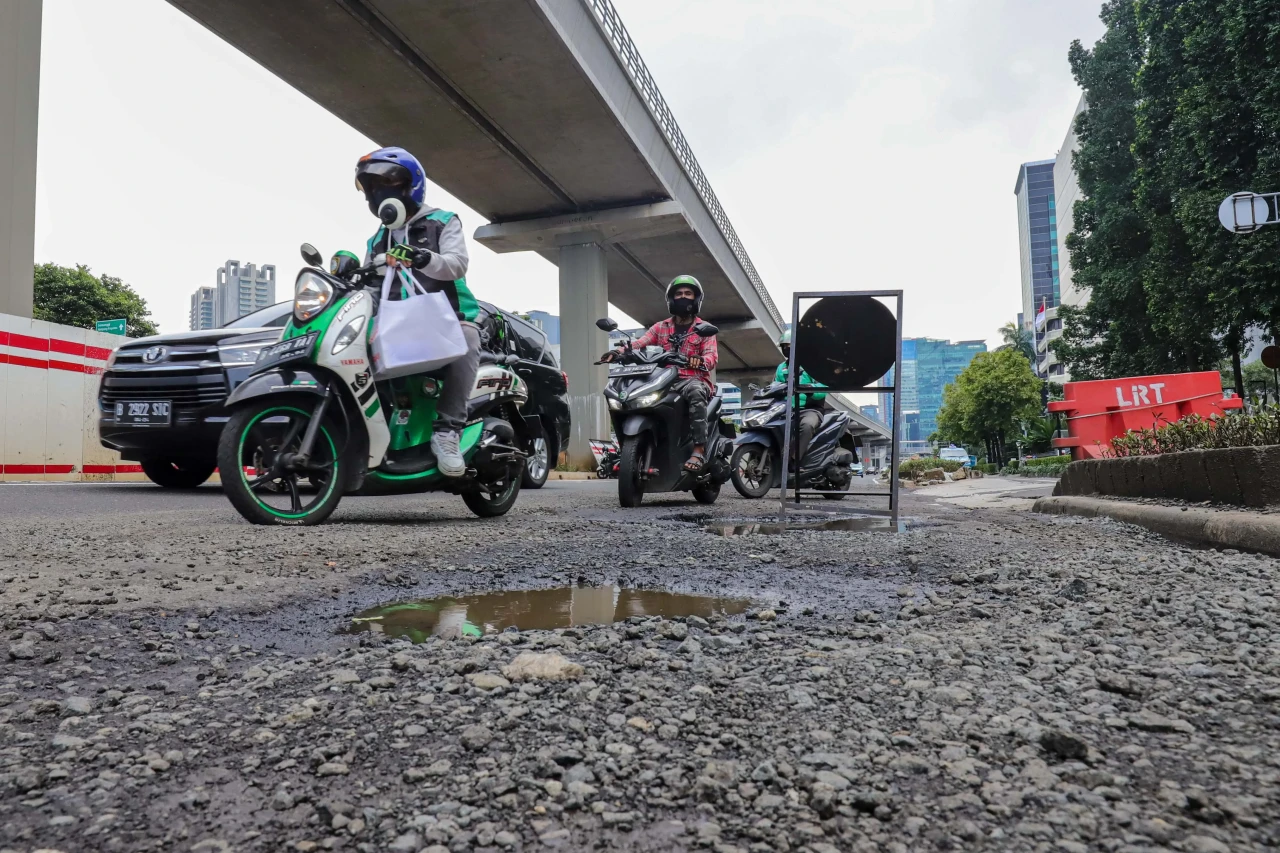 Jalan Berlubang dan...