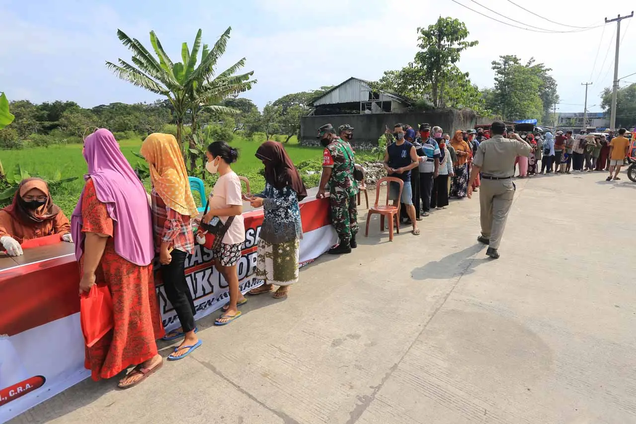 Antrean Panjang Warga...