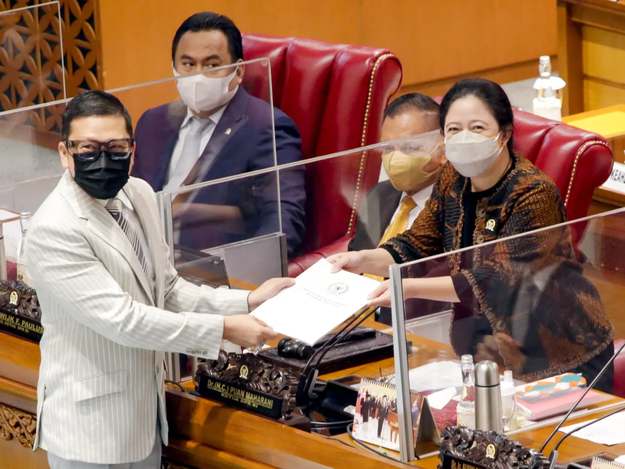 DPR Tetapkan 7 Anggota...