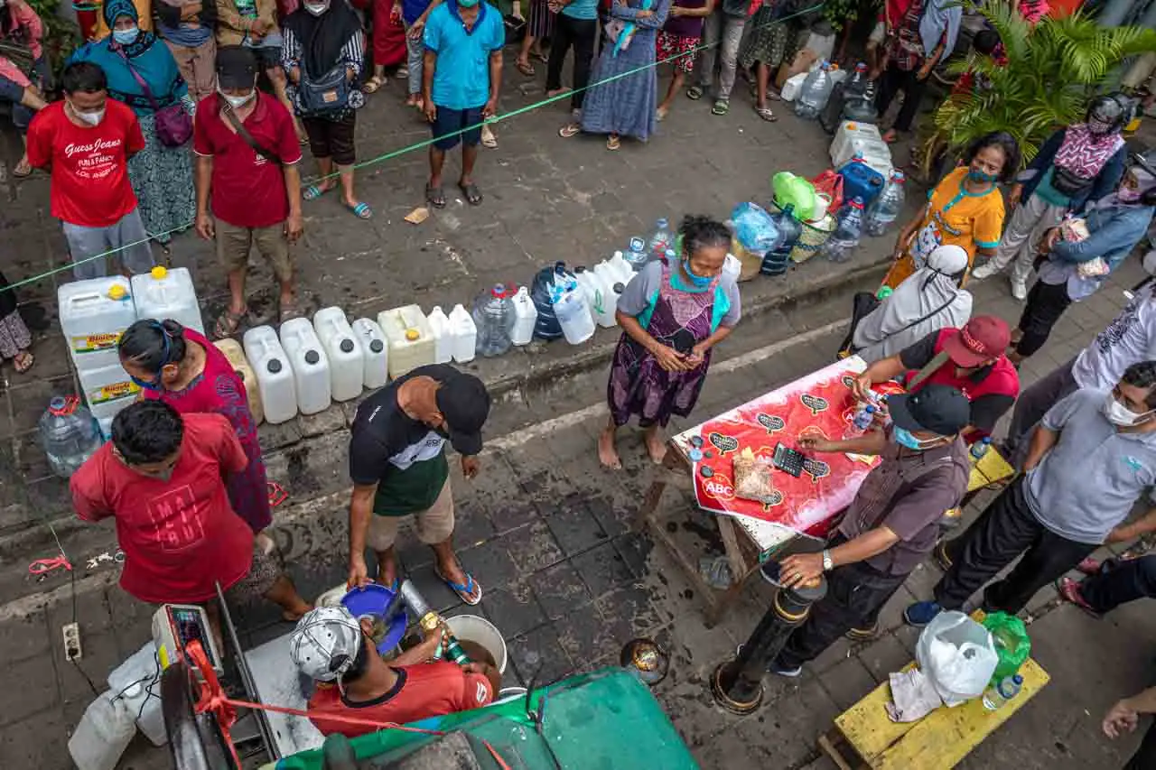 Antrean Panjang Pedagang...