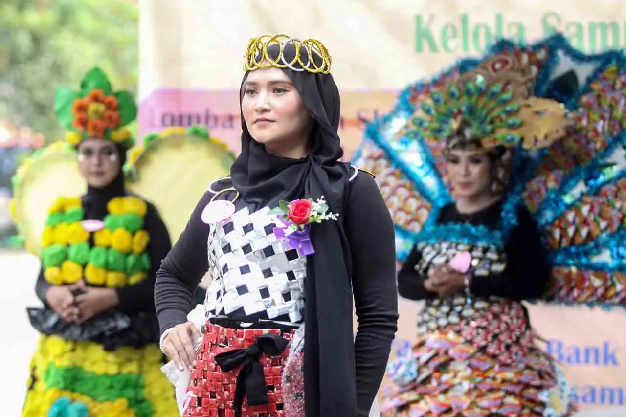Peragaan Busana Berbahan...