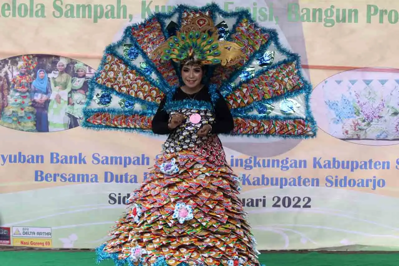 Peragaan Busana Berbahan...