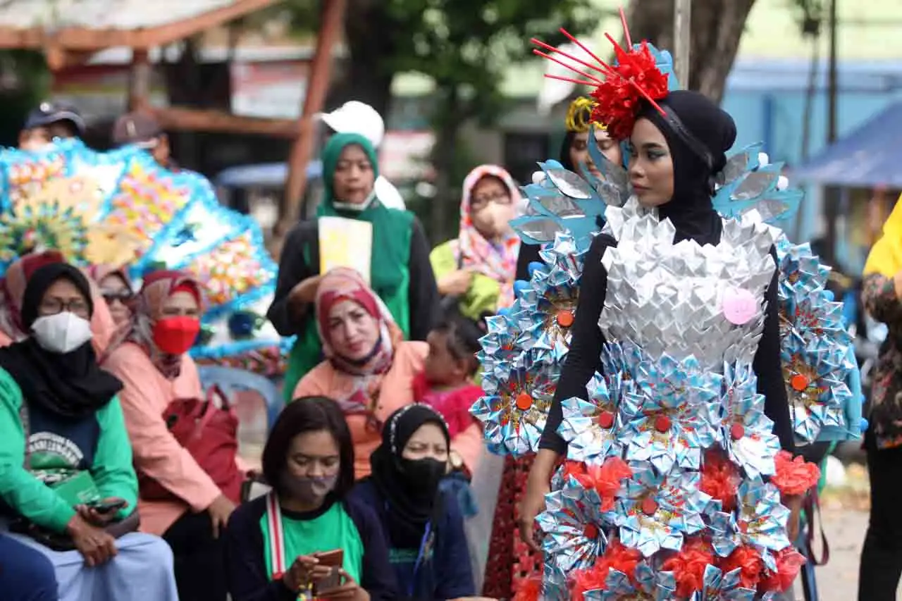 Peragaan Busana Berbahan...