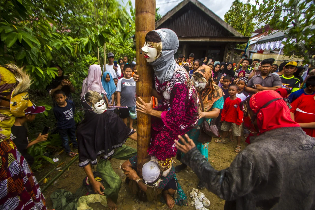 Melihat Tradisi Adat...