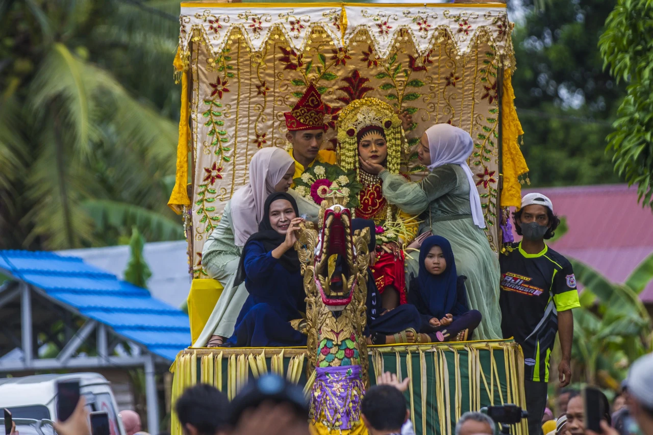 Melihat Tradisi Adat...