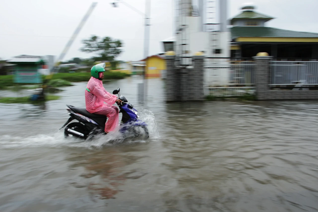 Banjir Rendam Ruas Jalan...