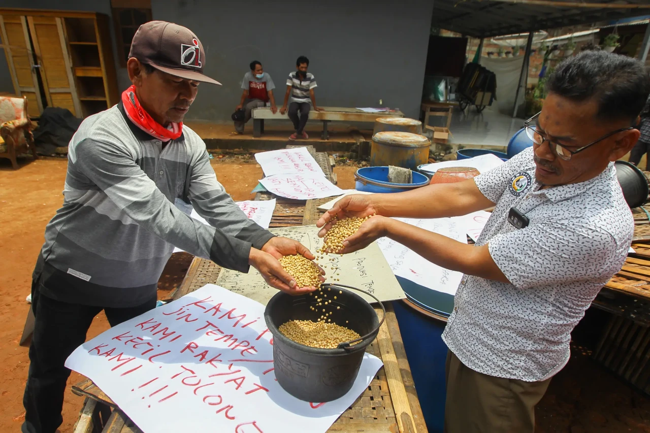 Protes Kenaikan Harga...