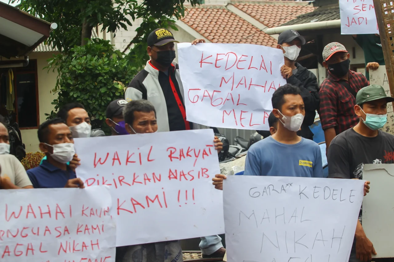Protes Kenaikan Harga...