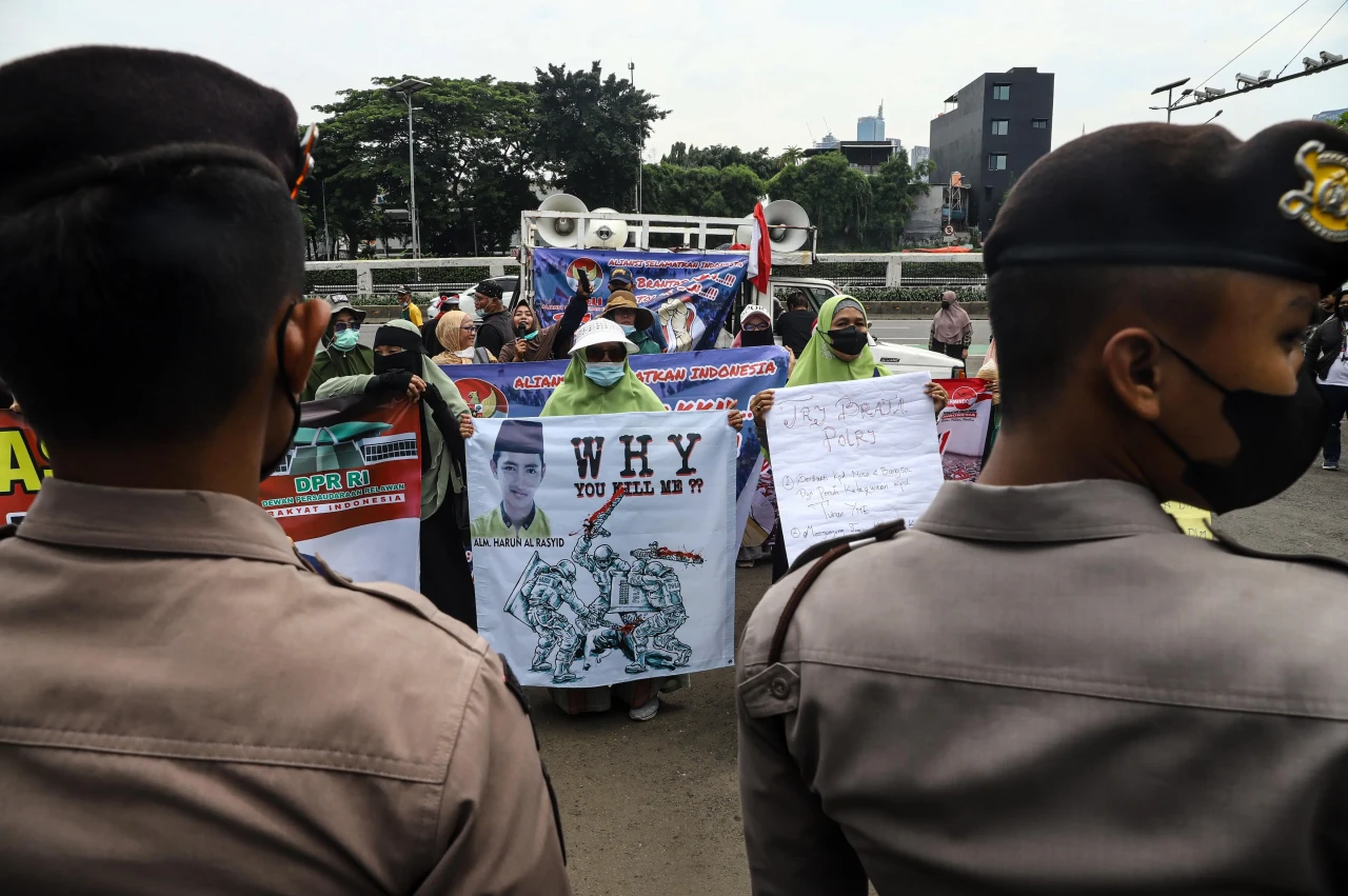 Aksi Emak-emak Selamatkan...