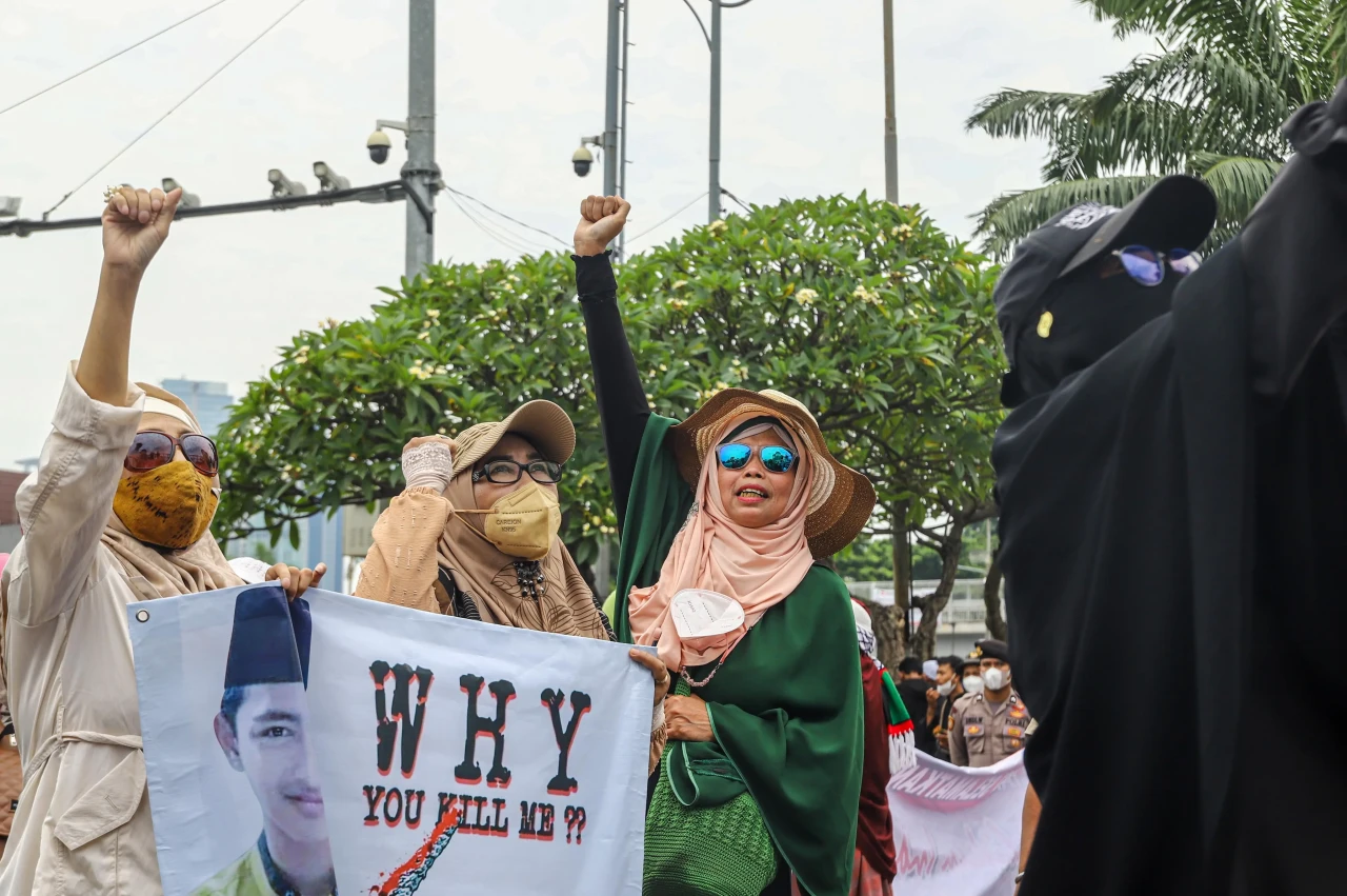 Aksi Emak-emak Selamatkan...