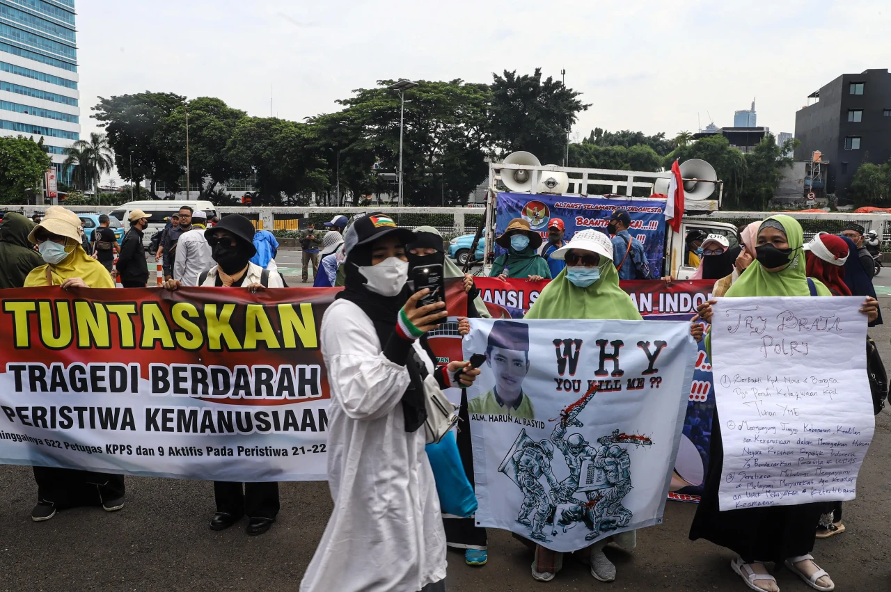 Aksi Emak-emak Selamatkan...