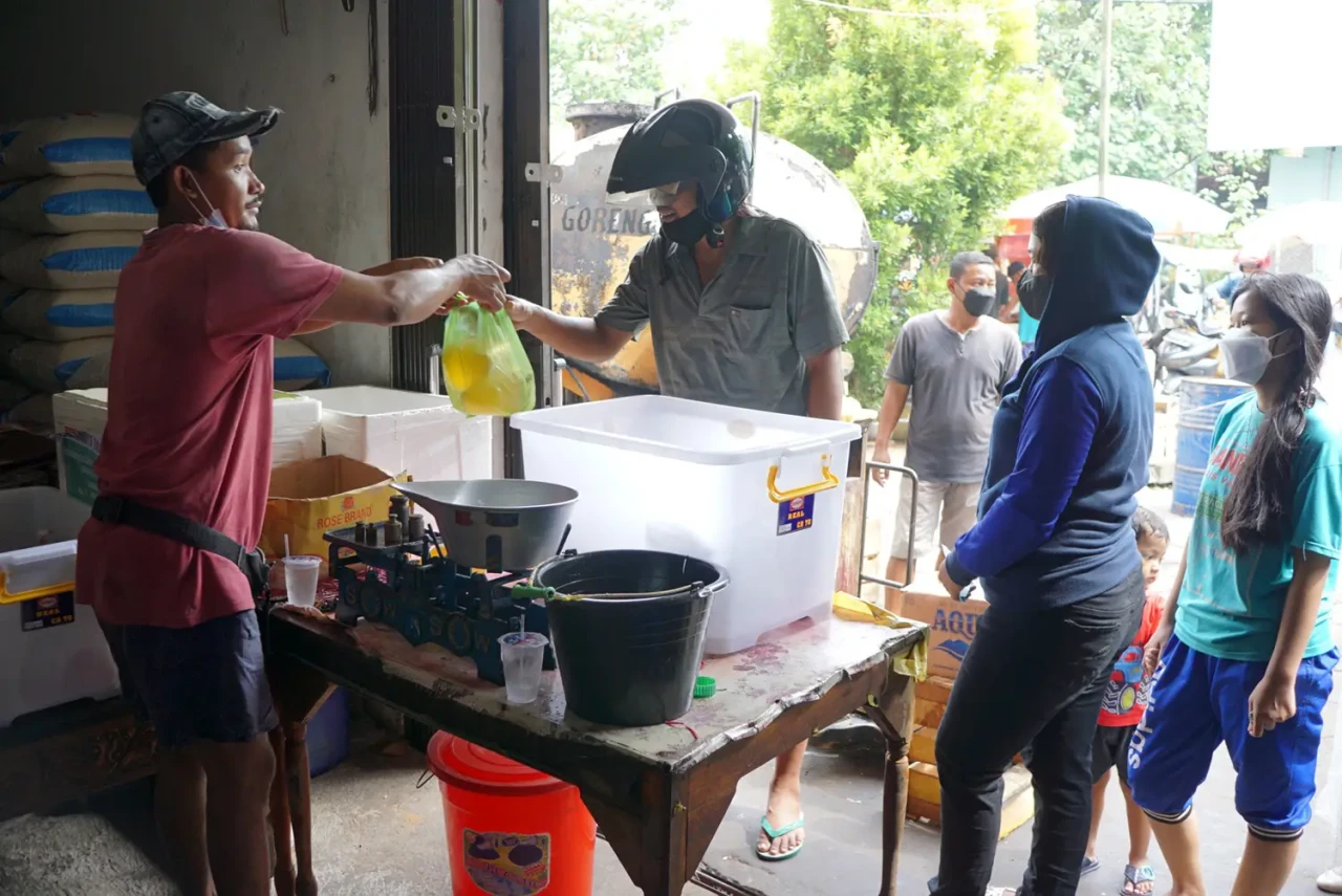 Pedagang dan Warga Serbu...