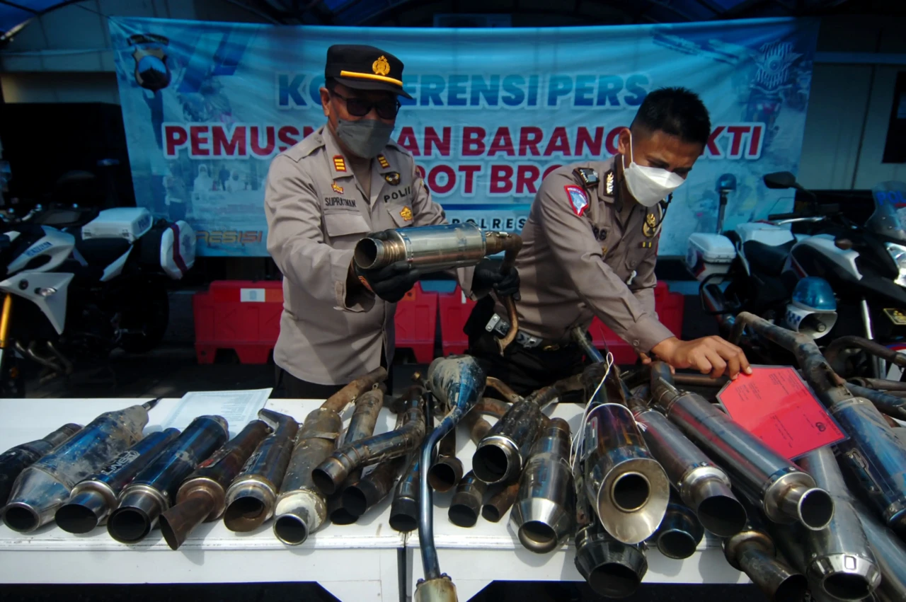 Polres Tegal Musnahkan...