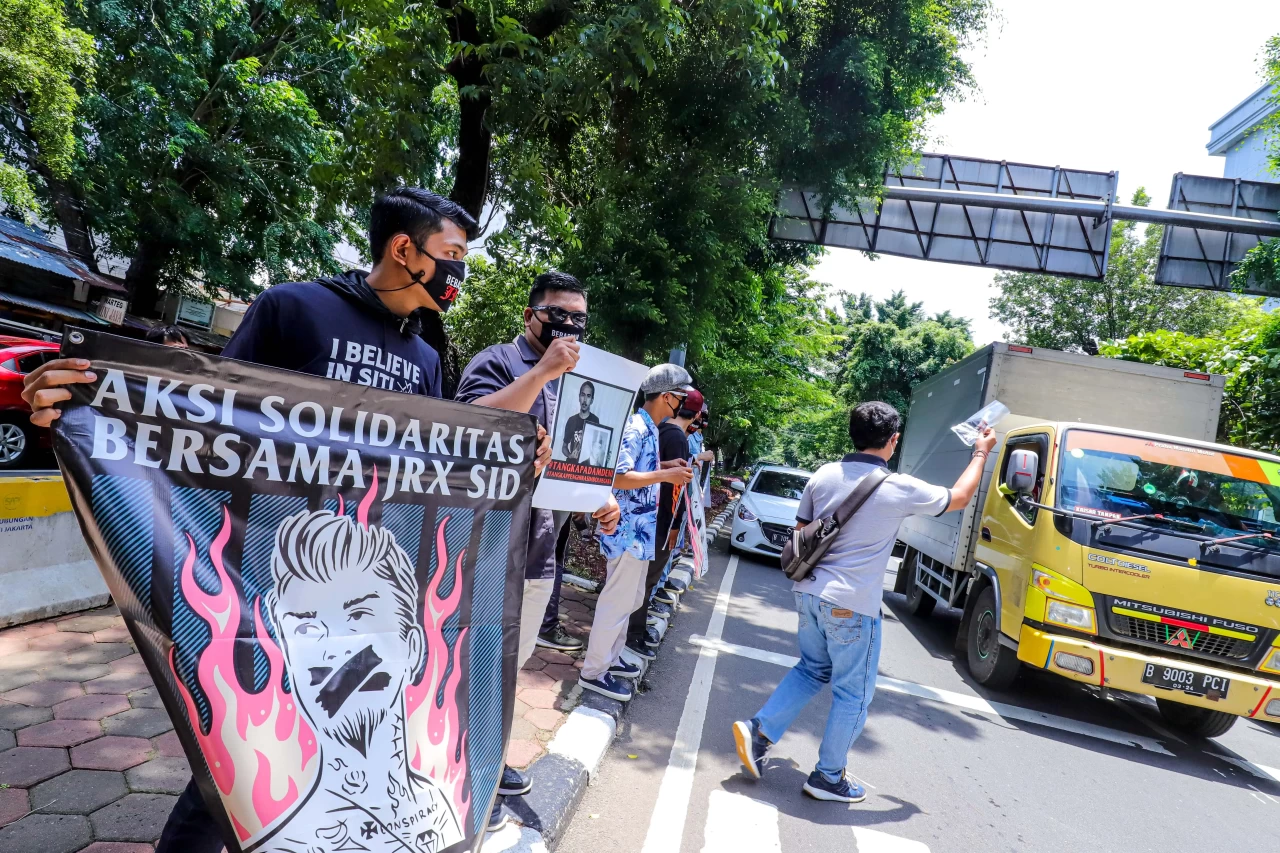 Aksi Solidaritas Outsider...