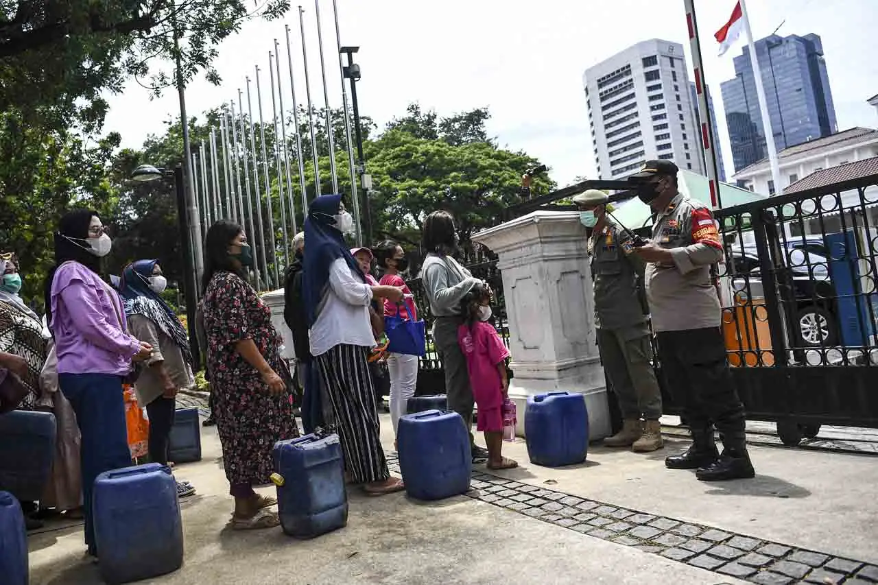 Tuntut Air Minum Layak,...