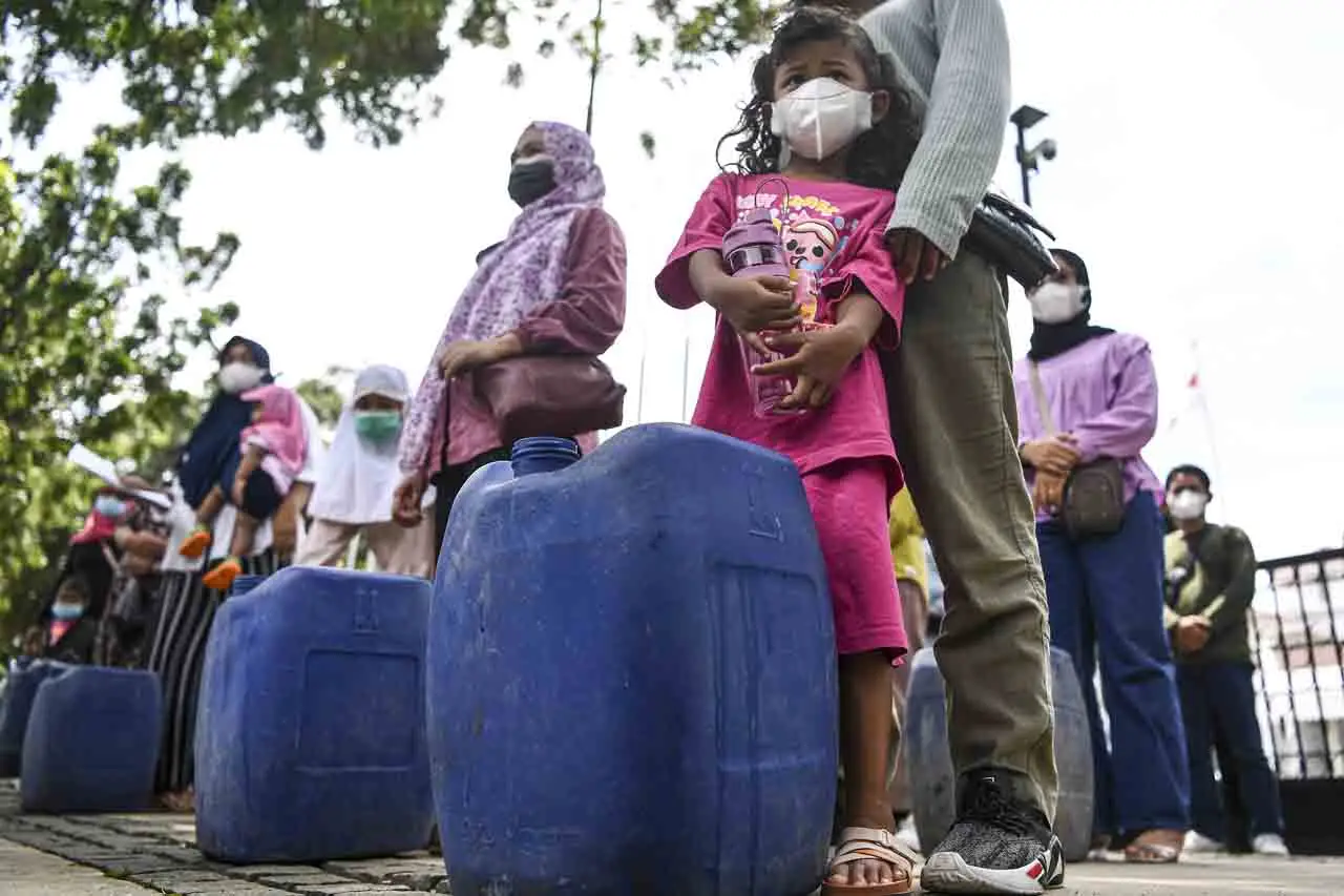 Tuntut Air Minum Layak,...