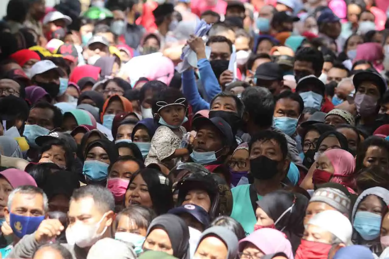 Ratusan Warga Terjepit...