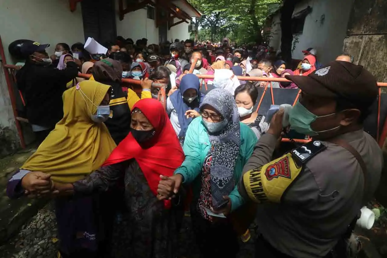 Ratusan Warga Terjepit...