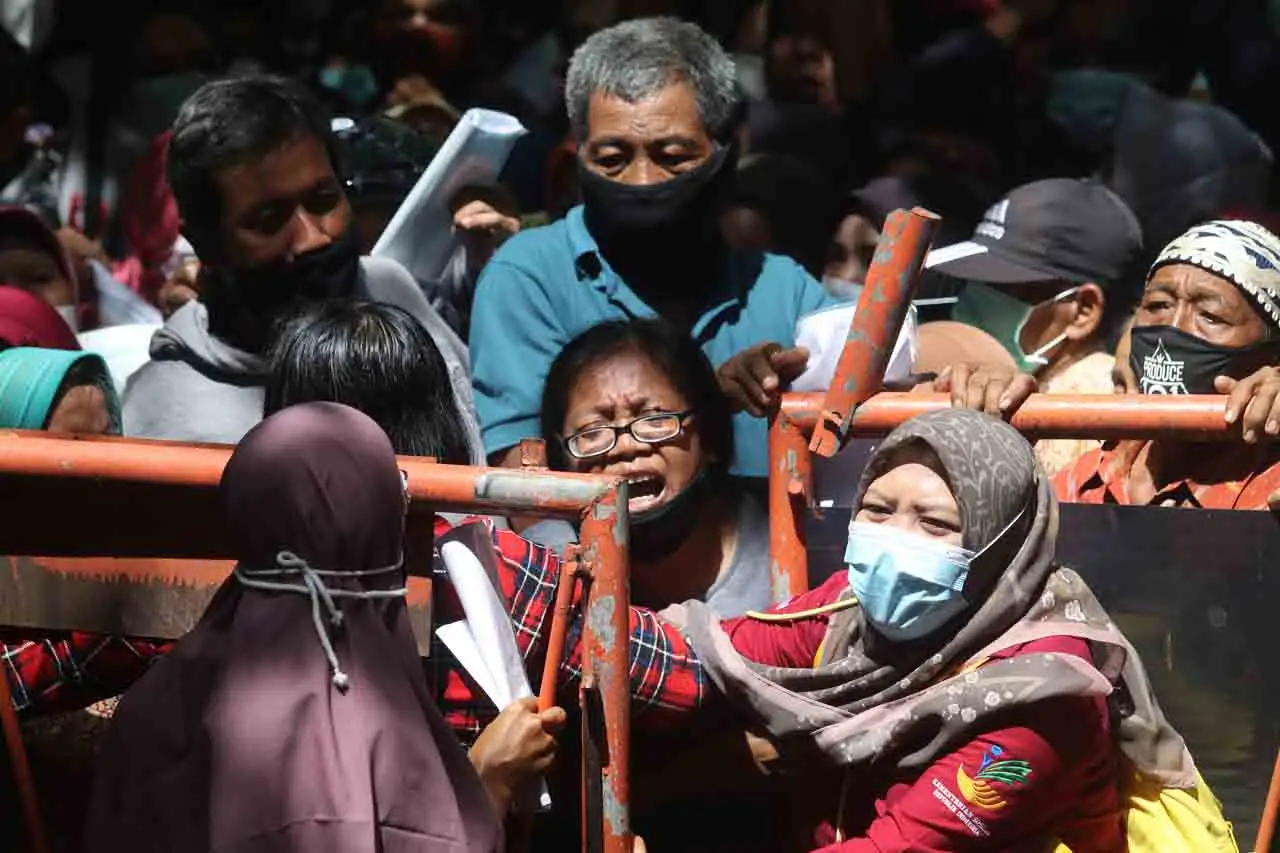 Ratusan Warga Terjepit...