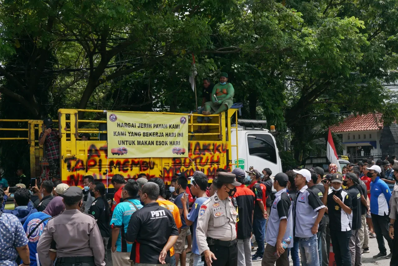 Tolak Aturan ODOL, Ratusan...