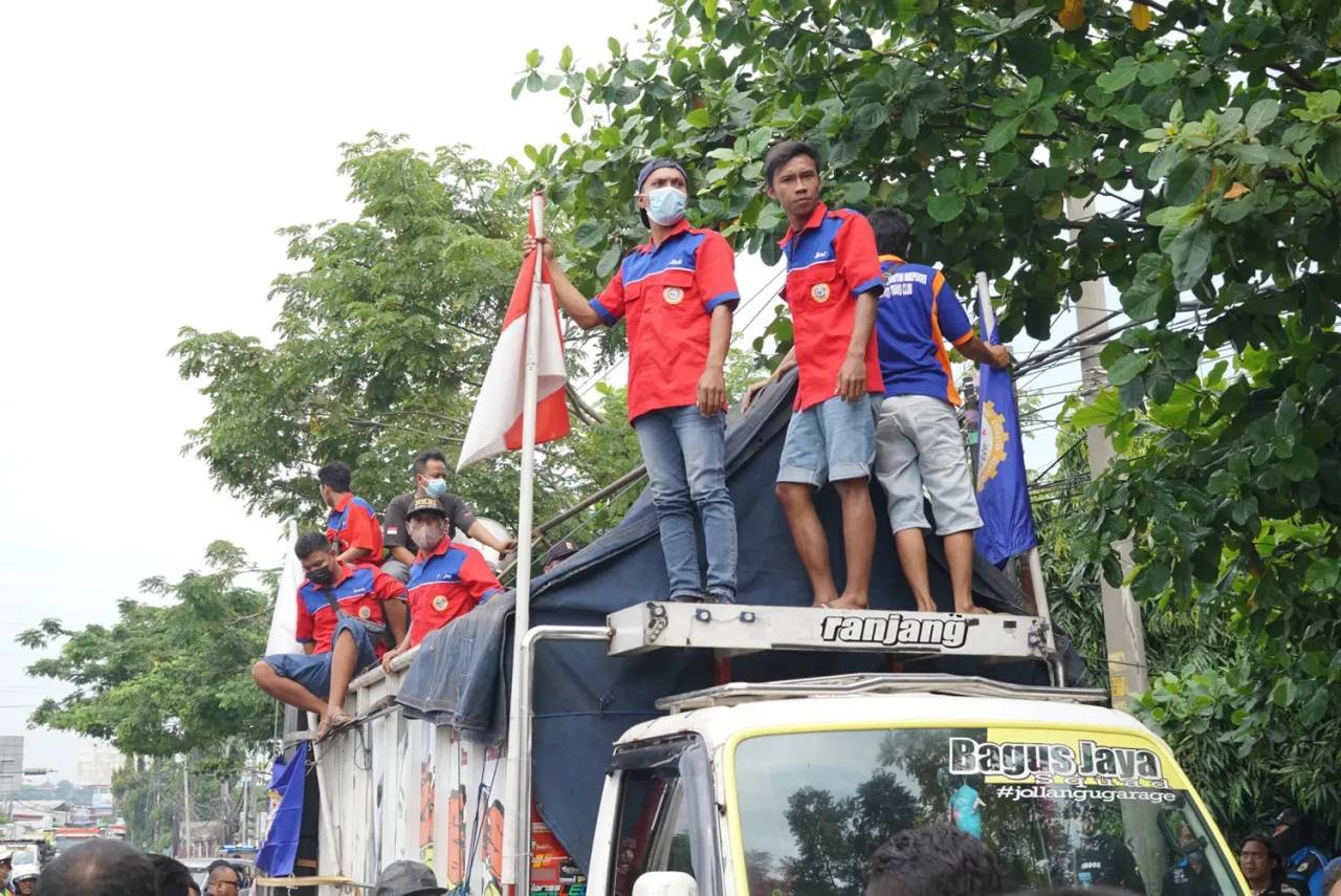 Tolak Aturan ODOL, Ratusan...
