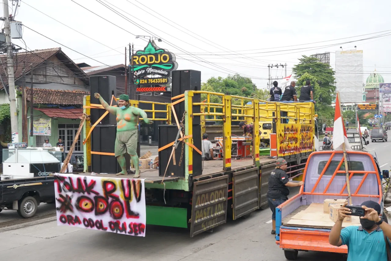 Tolak Aturan ODOL, Ratusan...