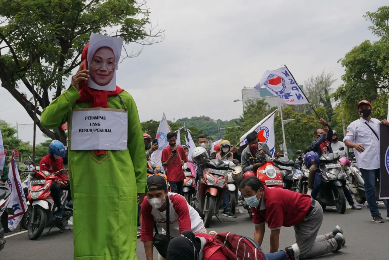 Buruh Semarang Gelar...