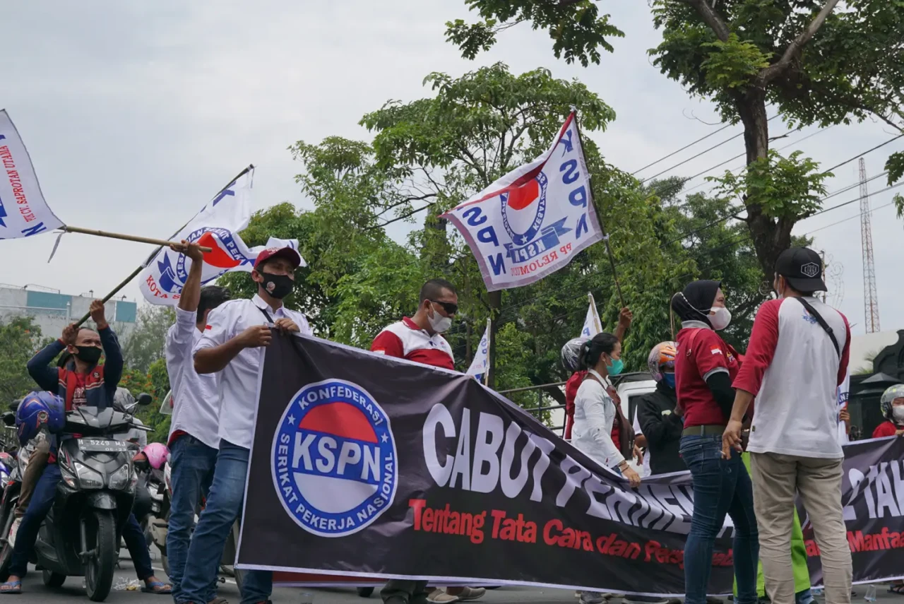 Buruh Semarang Gelar...