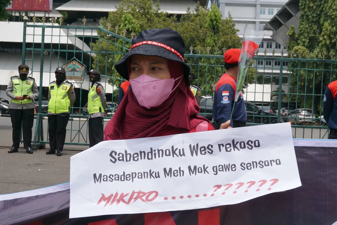 Buruh Semarang Gelar...