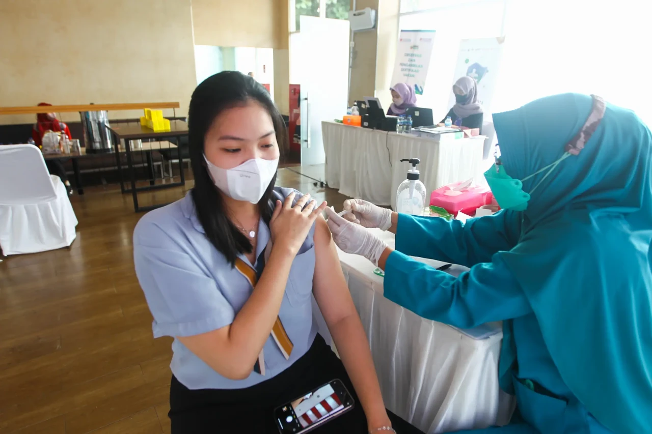 Dukung Percepatan Vaksin,...