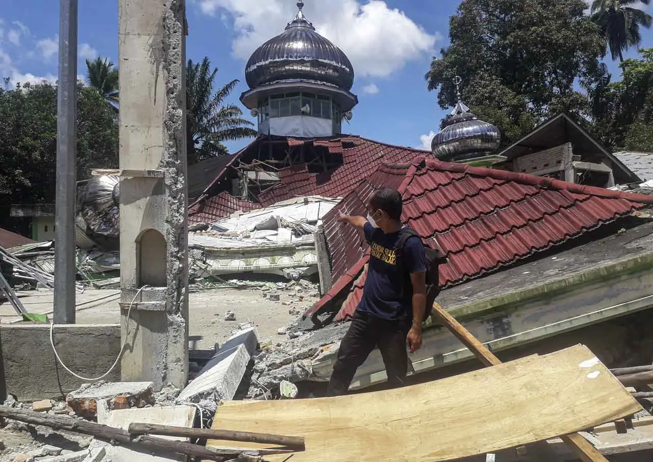 Masjid Raya Kajai Luluh...