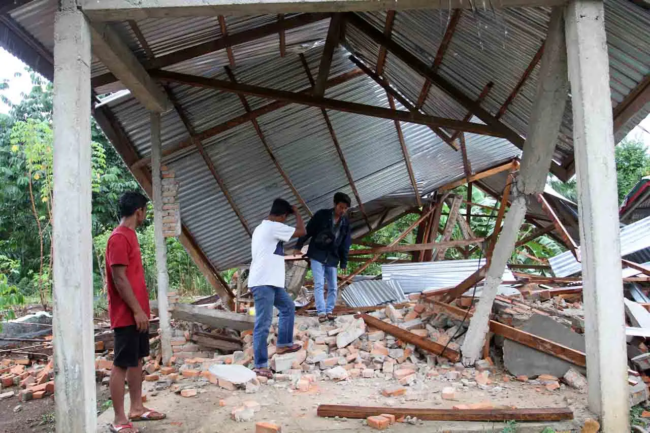 Dampak Gempa Bumi di...