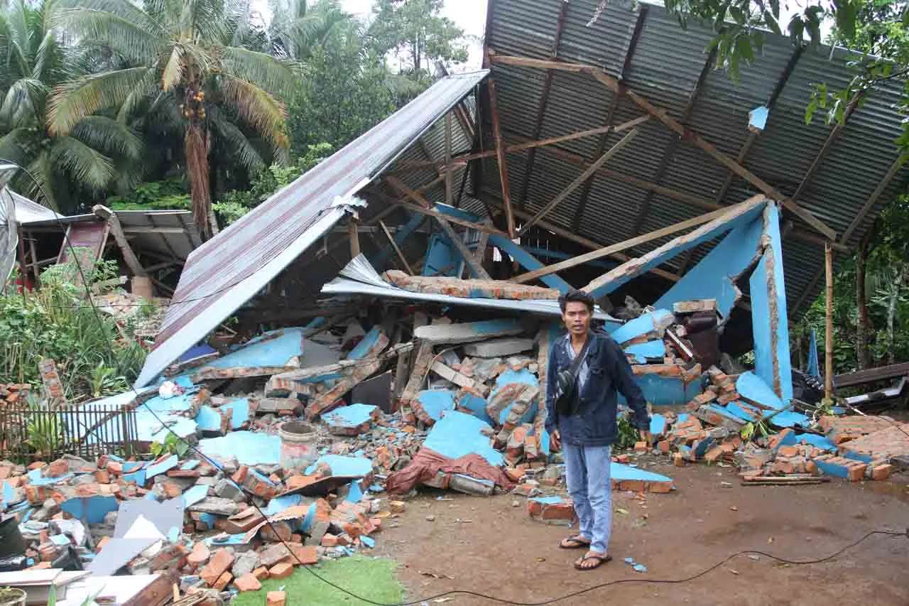 Dampak Gempa Bumi di...