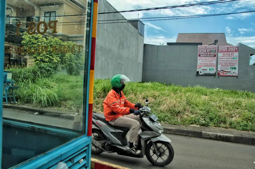 Warga Tuntut Kelurahan...
