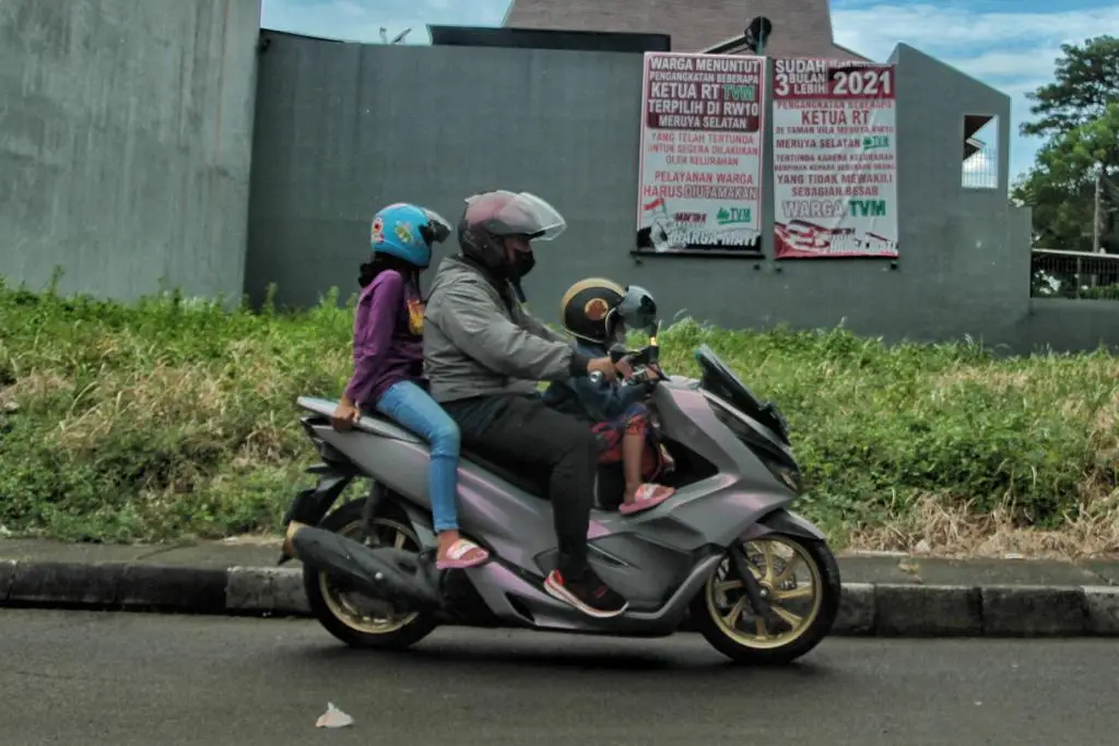 Warga Tuntut Kelurahan...
